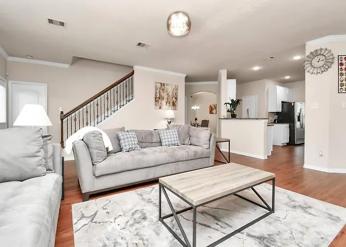 Family Friendly 4Bdroom With Backyard