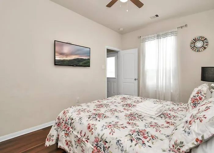Family Friendly 4Bdroom With Backyard