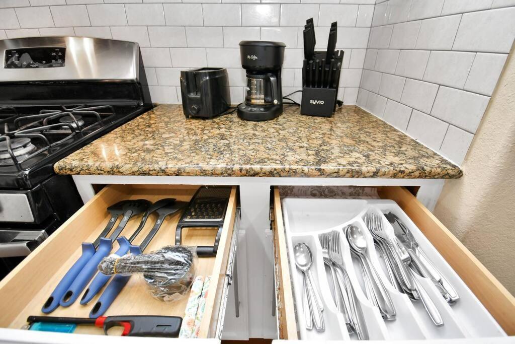 Family Friendly 4bdroom With Backyard Hébergement de vacances