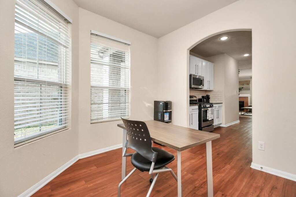 Family Friendly 4bdroom With Backyard *