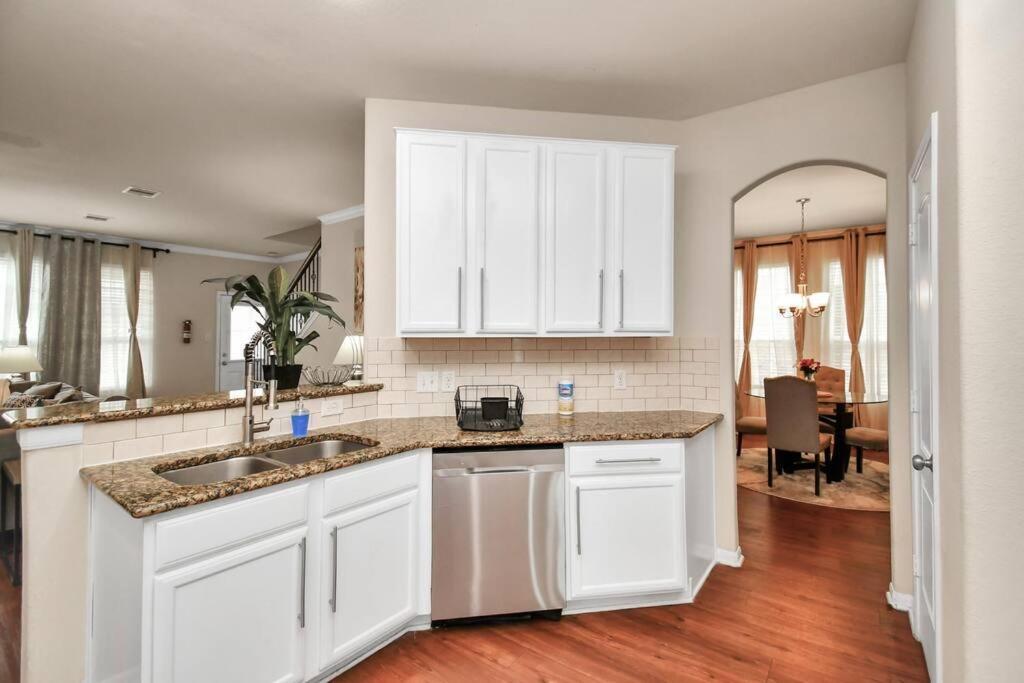 Family Friendly 4bdroom With Backyard Houston